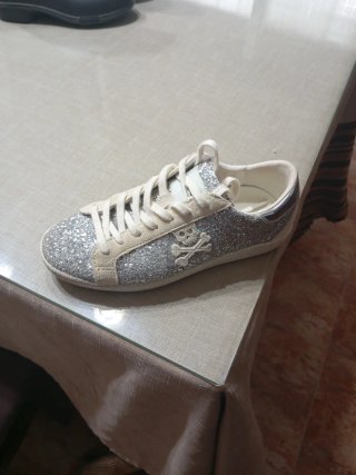 Zapatillas deportivas plateadas y beige