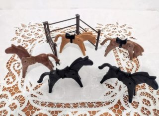 LOTE PLAYMOBIL AÑOS 80 5 CABALLOS + CERCA