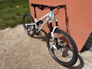 Bicicleta COMMENCAL META V5 ESSENTIAL PURE WHITE