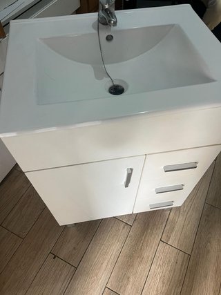 Mueble de baño con lavabo y grifo