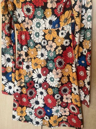 Vestido Bershka floral manga larga