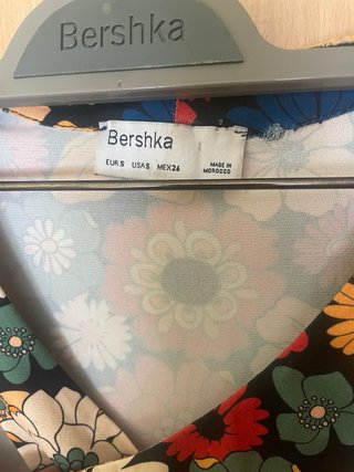 Vestido Bershka floral manga larga