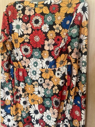Vestido Bershka floral manga larga