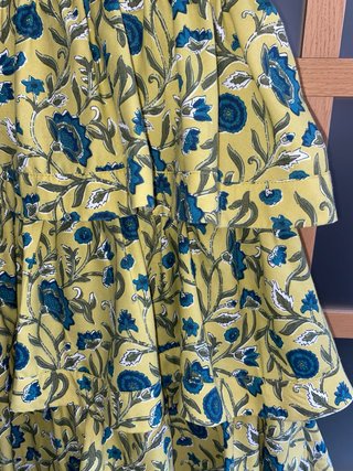 Vestido Sfera volantes amarillo y azul