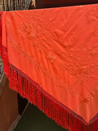 Mantón de Manila bordado coral,  125x125