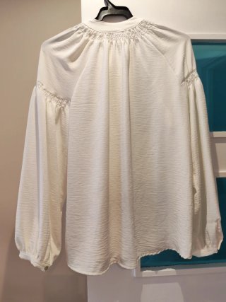 Blusa blanca con volantes y botones