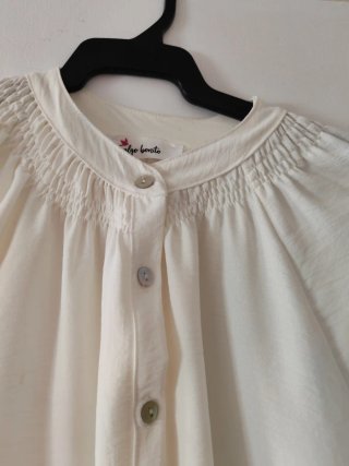 Blusa blanca con volantes y botones