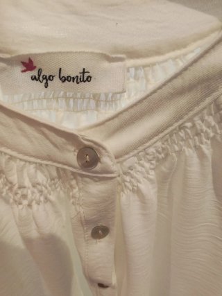 Blusa blanca con volantes y botones