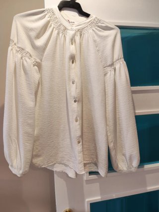 Blusa blanca con volantes y botones