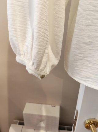 Blusa blanca con volantes y botones