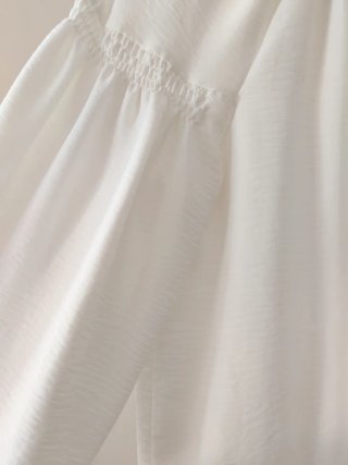 Blusa blanca con volantes y botones