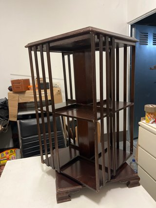 Librería giratoria de madera