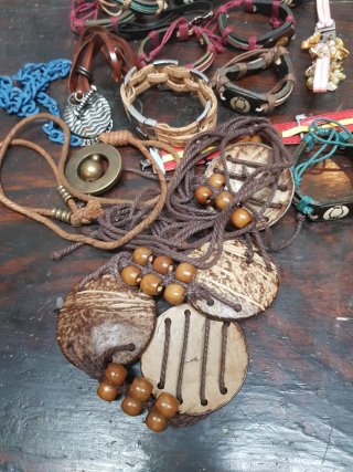 Lote de pulseras y colgantes