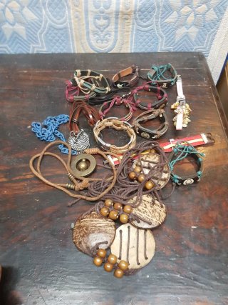 Lote de pulseras y colgantes