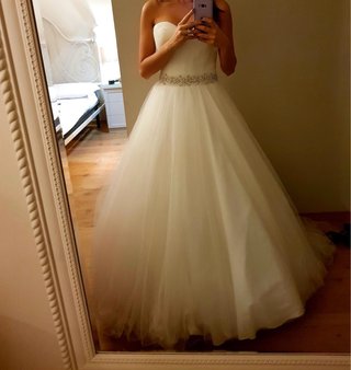 Abito da sposa bianco con cintura gioiello
