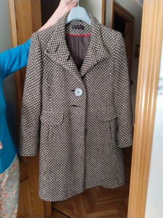 Abrigo estampado beige y marrón