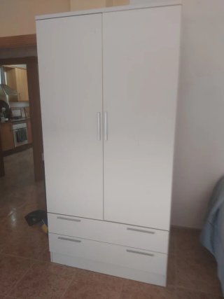 Armario blanco con cajones