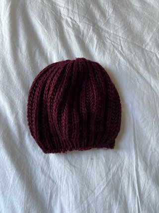 Gorro de punto granate