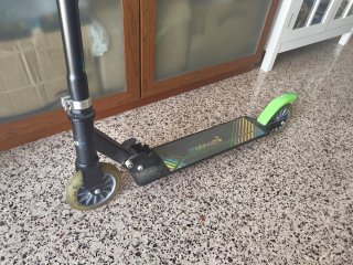 Patinete infantil verde y negro