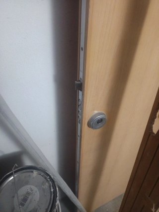 Puerta de entrada de madera con marco