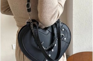 Bolso Corazón Negro con Cadena y Cruz