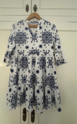 Vestido de verano blanco y azul