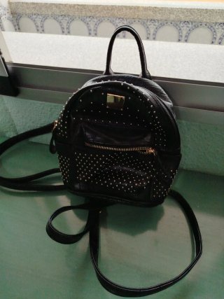 Mochila negra pequeña tachuelas doradas