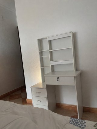 Tocador blanco con cajones y estanterías