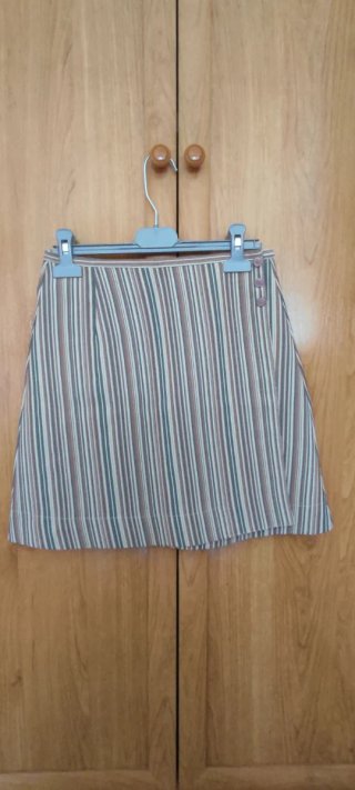 Falda corta a rayas beige y marrón