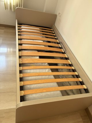 Cama con canapé de madera