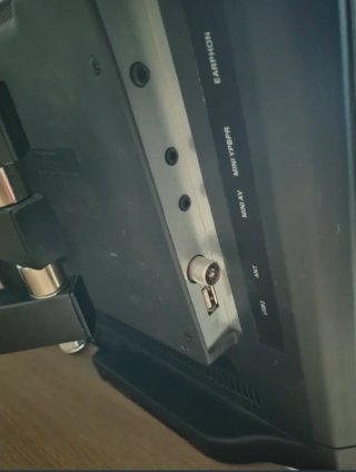 Televisión NPG con Soporte y Mando