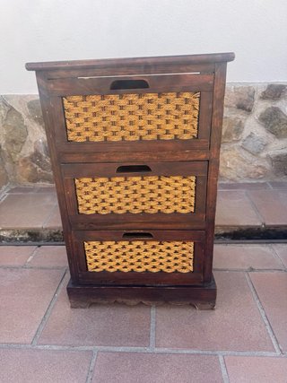Muebles de madera y mimbre