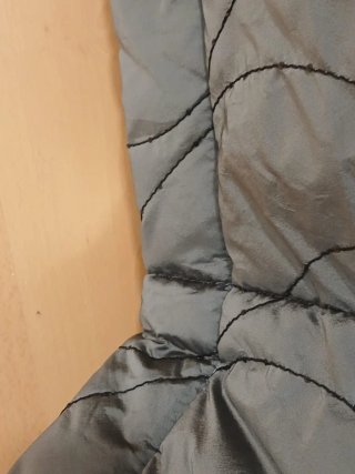 Edredão de casal cinza com padrão