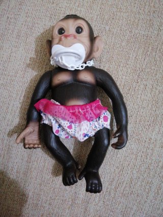 Mono bebé negro con chupete