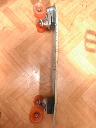Skate Yow con diseño de hojas