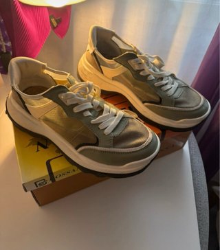 Deportivas verdes y blancas