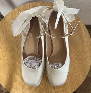 Zapatos de tacón blancos con lazo
