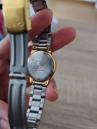Reloj Casio Dorado y Blanco