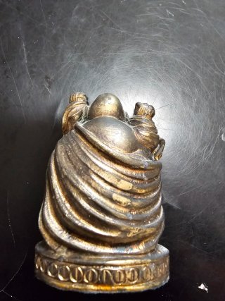 Buda de bronce con niños