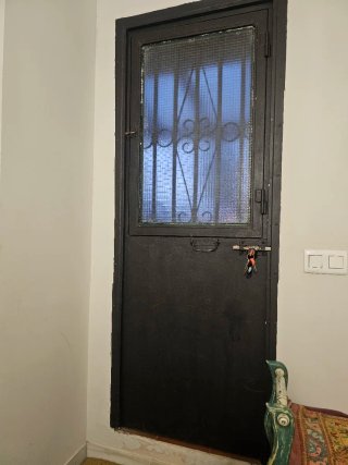 Puerta de hierro exterior. En buen estado