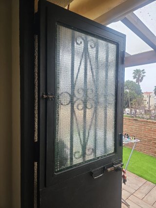 Puerta de hierro exterior. En buen estado