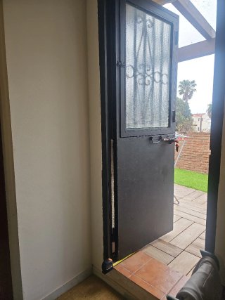 Puerta de hierro exterior. En buen estado
