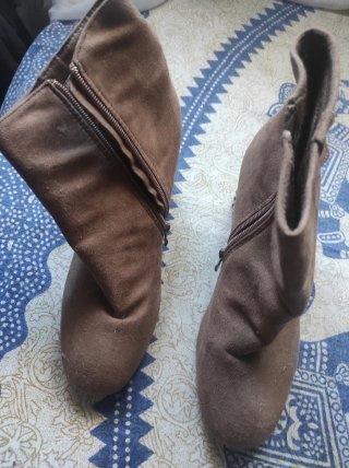 Botines tacón tachuelas marrones