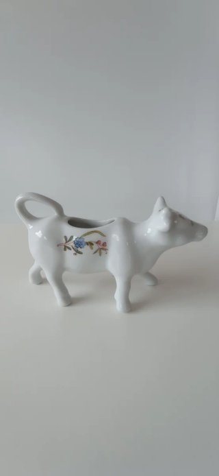 Lechera de porcelana con flores