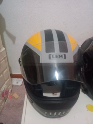 Cascos de moto negros y amarillos