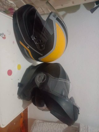 Cascos de moto negros y amarillos