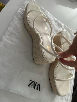 Alpargatas cuña Zara blancas