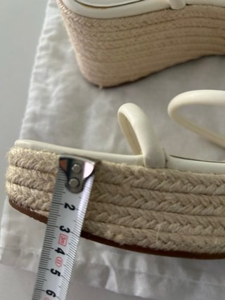 Alpargatas cuña Zara blancas