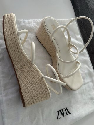 Alpargatas cuña Zara blancas