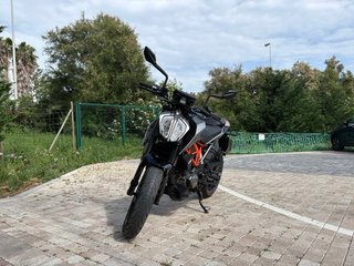 KTM Duke 125 2022 Color Gris, Negra y Naranja.